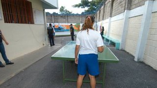 Meninas na mesa de ping-pong durante atividades