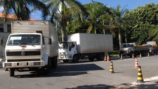 Caminhões durante saída para entrega das doações