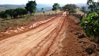 Conservação de estrada no município de Pimenta, no Centro-Oeste do Estado