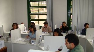 Participantes aprendem conservação, leitura de rótulo e degustação de vinho