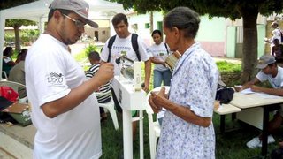 Integrante do Expresso Solidário realizou exame biométrico em idosa