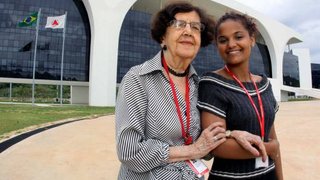 As servidoras Stela Vasconcelos, 85 anos, e Diandra Ramos da Silva, 18 anos
