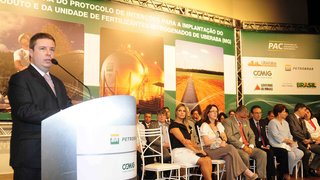 Governador Antonio Anastasia e presidente Dilma Rousseff firmam parceria para implantação de gasoduto e fábrica de amônia em Uberaba