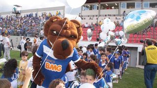 Torcedores mirins do Cruzeiro com balões representativos da campanha