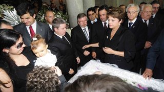 A presidente Dilma Roussef na chegada ao velório