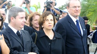 Anastasia, Marcio e Regina Lacerda acompanham cremação de José Alencar