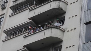 Do alto dos prédios, moradores acompanham a passagem do cortejo
