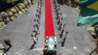 Militares conduzem caixão de José Alencar pelos jardins do Palácio