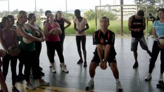 O técnico Talmo de Oliveira durante aula prática de vôlei na Unimontes