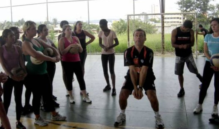 O técnico Talmo de Oliveira durante aula prática de vôlei na Unimontes