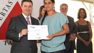 Anastasia entregou certificado para a visitadora social Sandra Gomes