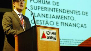 Leonardo Ladeira durante pronunciamento no fórum