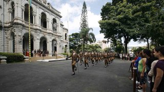 Policiais militares marcharam para troca de guarda no Palácio da Liberdade