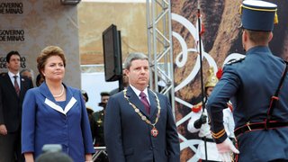 Dilma Rousseff e Antonio Anastasia receberam honras militares