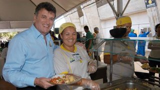 Governo de Minas celebra obras em dia no Mineirão e esforço dos operários
