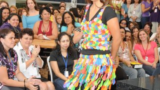 Desfile de roupas confeccionadas com material reciclado
