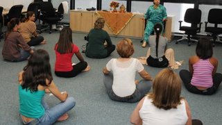 Servidores da Cidade Administrativa durante aula de Yoga