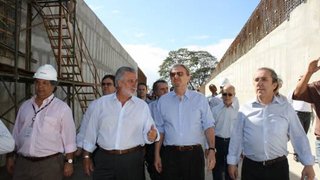 Carlos Melles e Marcio Lacerda durante visita às obras