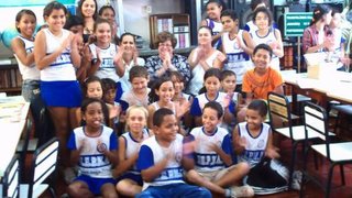 Ana Lúcia Gazzola e alunos da Escola Estadual Prefeito Mauricio de Azevedo