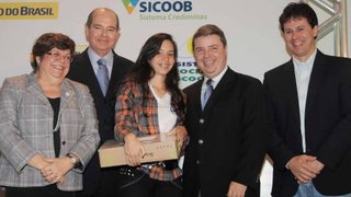A estudante Samara Ferreira recebe prêmio