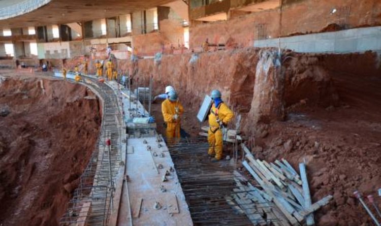 Operários durante trabalho na modernização do estádio Mineirão