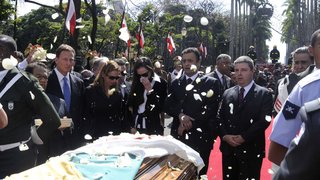 Chuva de pétalas de rosas na chegada do corpo de Itamar Franco ao Liberdade