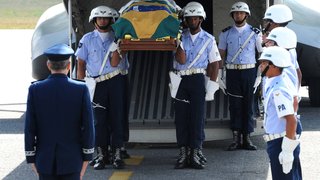 Corpo do senador Itamar Franco foi carregado por militares da Aeronáutica