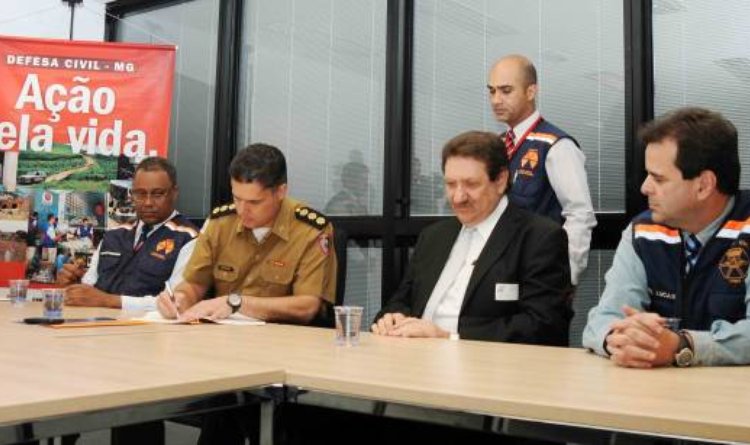 Coronel Luís Martins assina o termo de cooperação técnica com a Adra