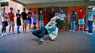 Alunos na aula de Hip Hop na Escola Estadual Doutor Levindo Coelho, em Ubá