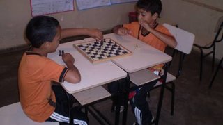 Crianças durante prática do xadrez na escola estadual em Taiobeiras