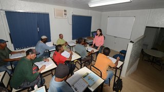 Curso de alfabetização transforma canteiro de obras do Mineirão em sala de aula