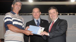 Governador entrega certificado ao produtor José Ronaldo Tonaco