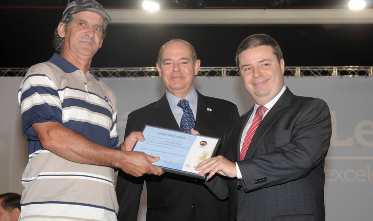 Governador entrega certificado ao produtor José Ronaldo Tonaco