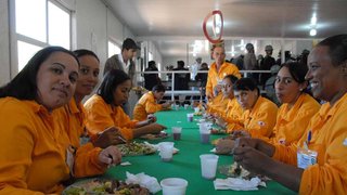 Operários recebem alimentação adequada para atividades da obra
