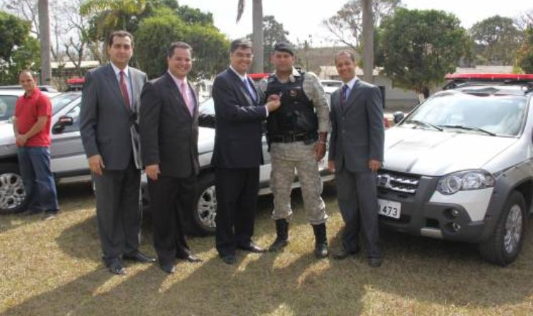 Secretário Lafayette Andrada entrega chave aos representantes das unidades