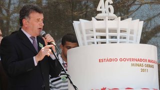 Sérgio Barroso discursa durante comemorações dos 46 anos do Mineirão