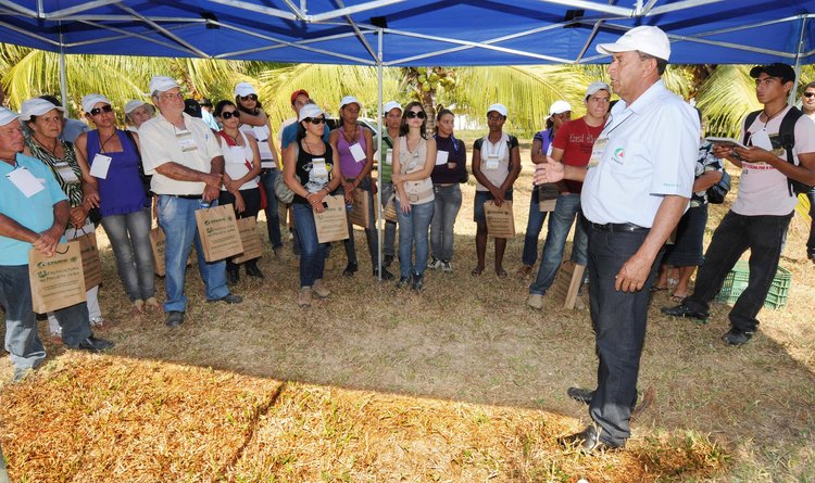 Pesquisador Nilton Caetano com produtores rurais do Projeto Jaíba