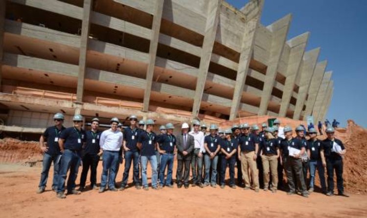 Representantes da Fifa estiveram no Mineirão para inspecionar as obras