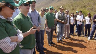 Plantio de mudas dá início a recuperação de matas na Serra do Rola-Moça