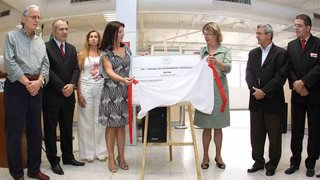 Fernanda Girão e Maria do Carmo Lara desceram a placa de inauguração da UAI