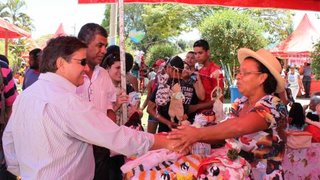 Secretário Carlos Pimenta cumprimenta artesã durante feira em Araçuaí