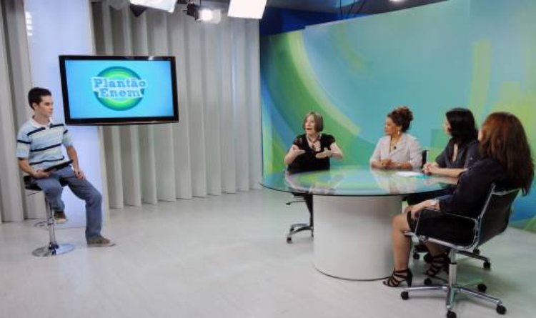 Professoras esclarecem dúvidas ao vivo pela Rede Minas