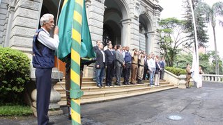 Cristóvam Gomes Wernech, funcionário da Cedec, hasteou a Bandeira Nacional