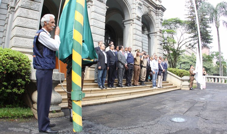 Cristóvam Gomes Wernech, funcionário da Cedec, hasteou a Bandeira Nacional