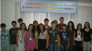 Estudantes das três escolas em uma premiação feita pela SRE de Ubá