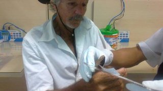 Seu José Vieira Braga, 66 anos, tira sua primeira carteira de identidade