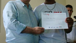 Secretário Narcio Rodrigues entrega certificado a novo agente TEIA