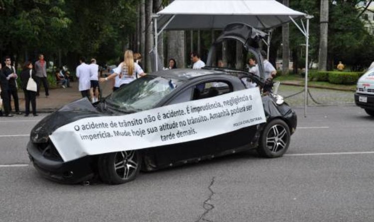 Veículos envolvidos em acidentes foram expostos na Praça da Liberdade