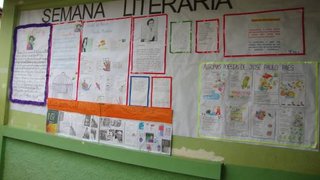 Estudantes ornamentaram a escola com cartazes sobre os escritores