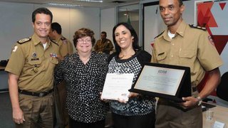 Cel. Renato e Ana Lúcia Gazzola premiam representantes da unidade de Passos